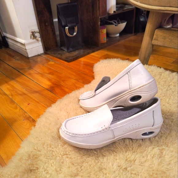 Size 39 Women White Loafers Shoes. White Vegan leather. Good condition! - Picture 4 of 6